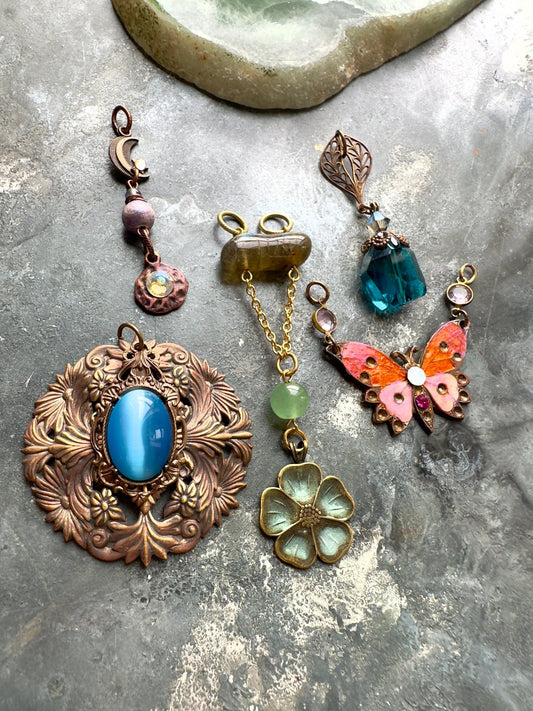 Lot 9 Assemblage 5 Finished Pendants - Vintaj Idaho Design - 10/5/2025 - Vintaj Live Shop ID