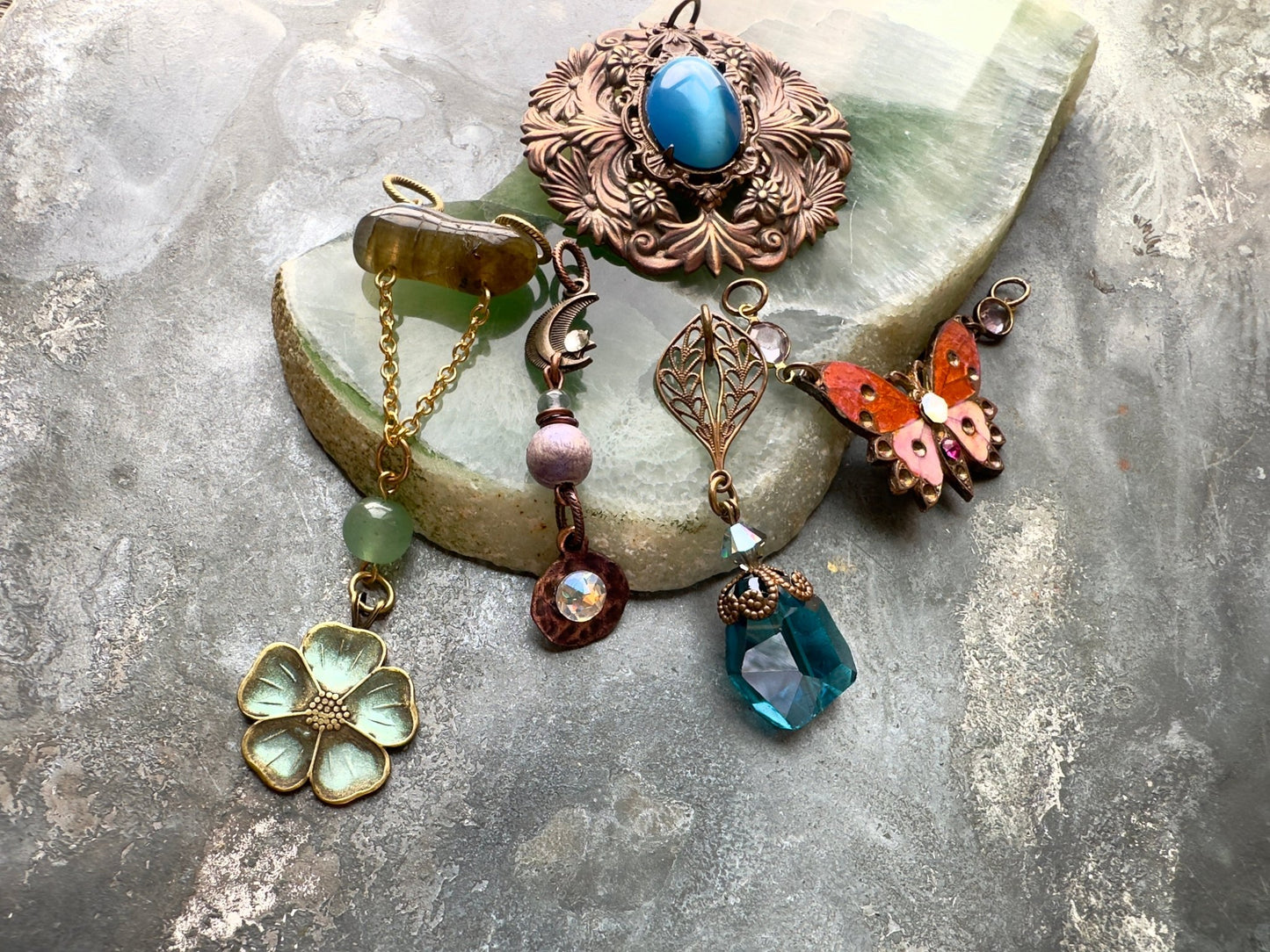 Lot 9 Assemblage 5 Finished Pendants - Vintaj Idaho Design - 10/5/2025 - Vintaj Live Shop ID