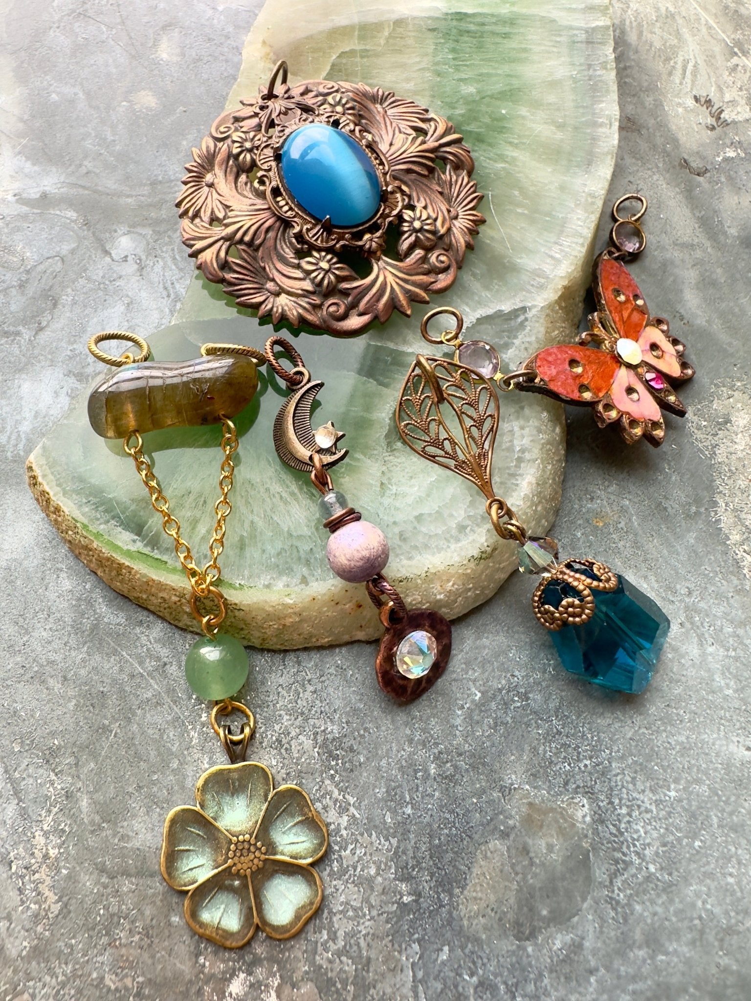 Lot 9 Assemblage 5 Finished Pendants - Vintaj Idaho Design - 10/5/2025 - Vintaj Live Shop ID