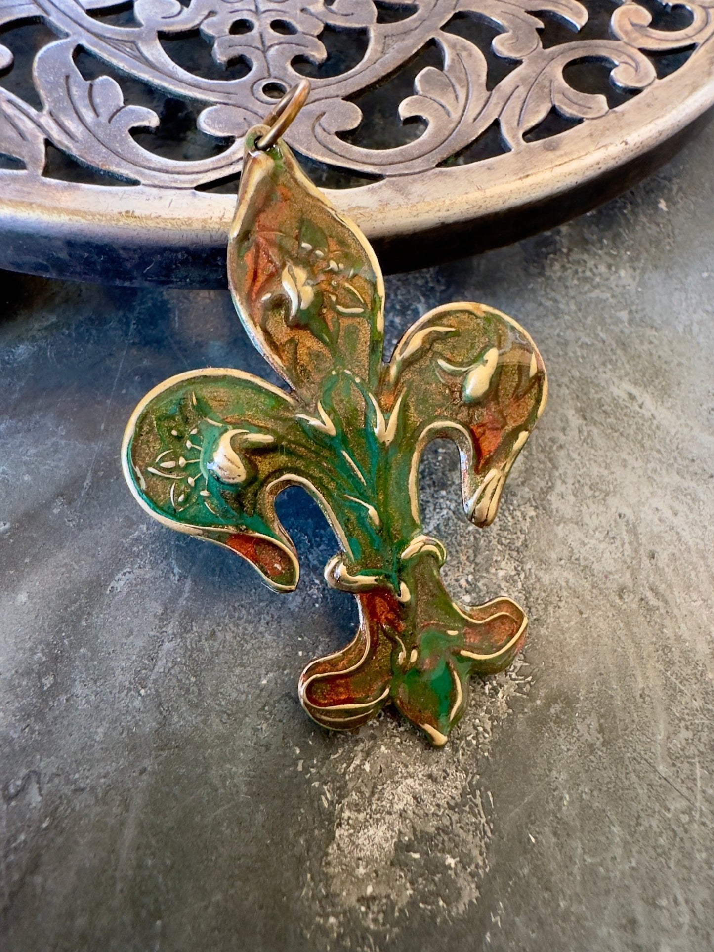 Hand Cold - Enameled Resin French Garden Pendant - Vintaj Idaho Design - 7/30/2025 - Vintaj Live Shop ID